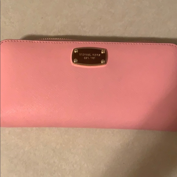 Michael Kors Handbags - Michael kors wallet like new Michael Kors Handbags - Michael kors wallet like new